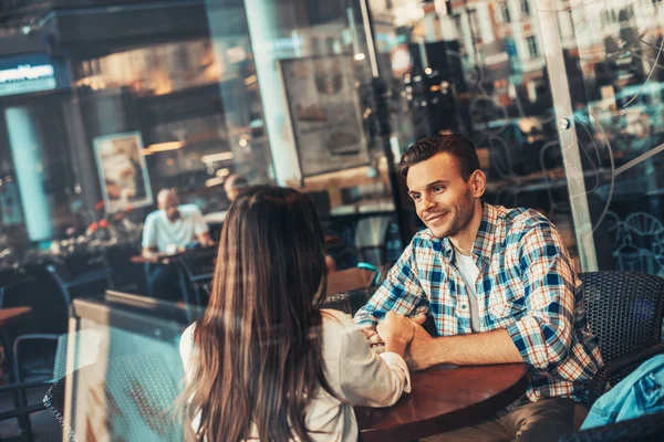 Agradable hombre mantener la mano de la chica al aire libre — Foto de Stock