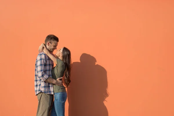 Mujer feliz abrazo alegre macho durante la conversación — Foto de Stock