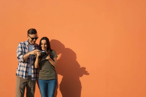 Feliz masculino e feminino assistindo no gadget — Fotografia de Stock