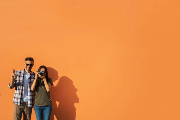 Homem alegre e senhora satisfeito com aparelho — Fotografia de Stock