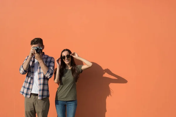 Optimistický chlapík s zařízení lokalizace poblíž žena — Stock fotografie