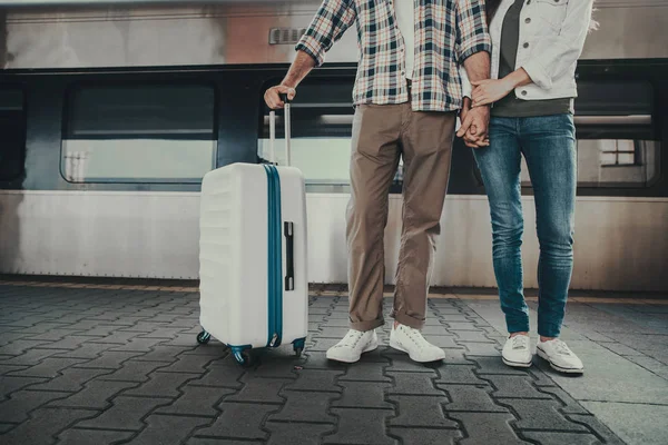 Male and girl keeping arms before journey — Stock Photo, Image