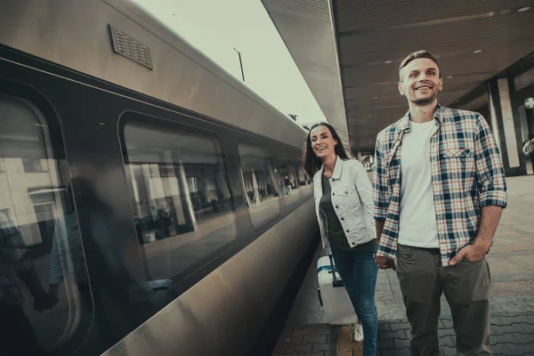 Glad man speaking with happy girl outdoor — Stock Photo, Image