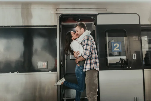 Satisfeito senhora beijando homem de saída perto de trem — Fotografia de Stock