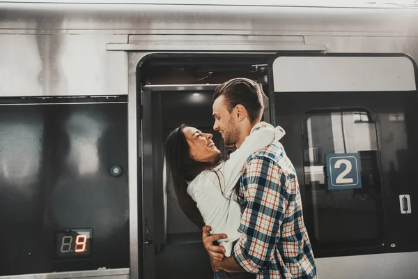 Alegre macho abraçando feliz fêmea no plataforma — Fotografia de Stock
