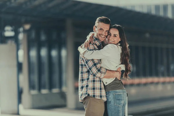 Scheidender bärtiger Mann umarmt fröhliches Mädchen im Freien — Stockfoto