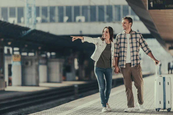 Gaie fille dire avec optimiste l'homme à l'extérieur — Photo