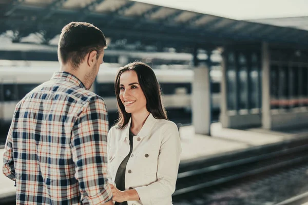 Senhora feliz contando com o homem ao ar livre — Fotografia de Stock