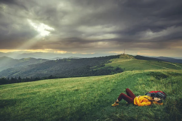 美しい深い森で覆われている美しい山の風景 — ストック写真