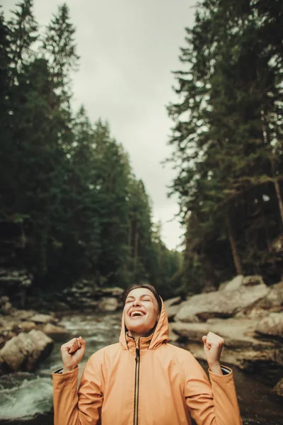 Blij jonge vrouw gevoel gelukkig in het bos — Stockfoto