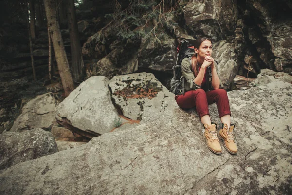 放松严肃的妇女坐在森林里 — 图库照片