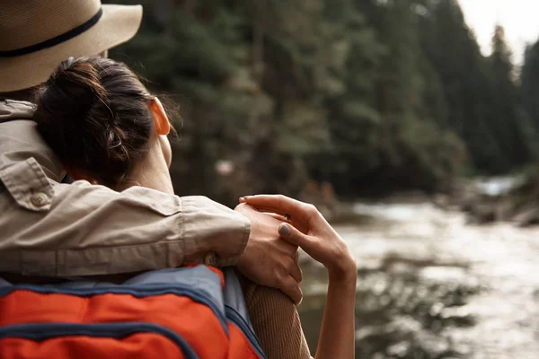 Femme calme appuyé sa tête sur l'épaule du petit ami et regardant la rivière — Photo