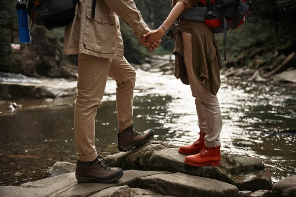 Pareja romántica cogida de la mano de pie cara a cara —  Fotos de Stock