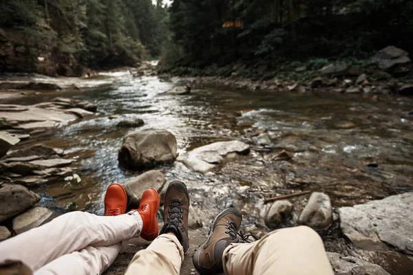 Twee mensen ontspannen door de rivier en het dragen van de comfortabele schoenen — Stockfoto