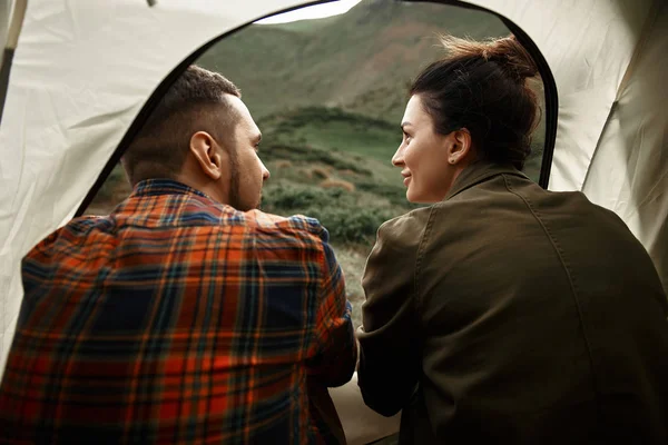 Avslappnad kvinna sitter i tältet och leende till hennes älskade man — Stockfoto