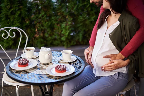 Nyblivna föräldrar hålla magen av framtida mor — Stockfoto