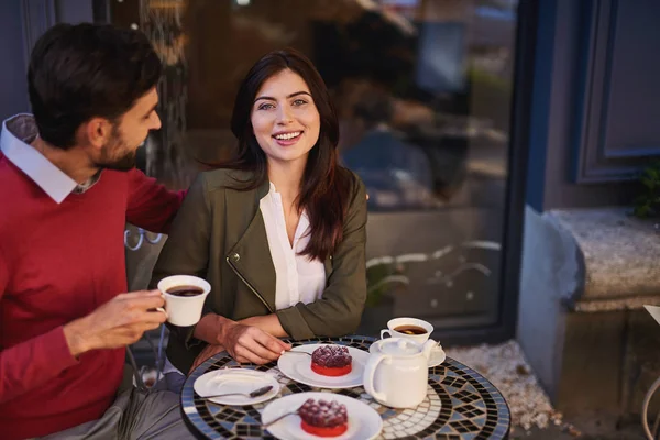 Щаслива любляча пара зустрічається у відкритому кафе — стокове фото