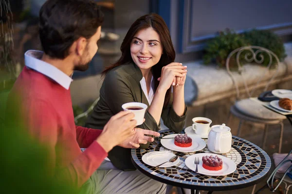 Vackra unga par att ha lunch på uteservering — Stockfoto