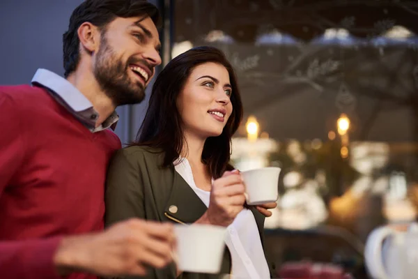 Glada unga par spendera tid i utomhus café — Stockfoto