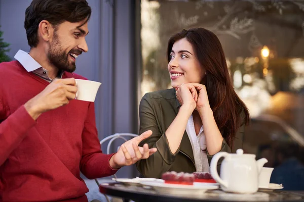 Loving young couple chatting in outdoor cafe — Stock Photo, Image