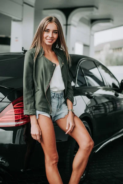 Mutlu kadın çağdaş arabanın yakınında diyorum