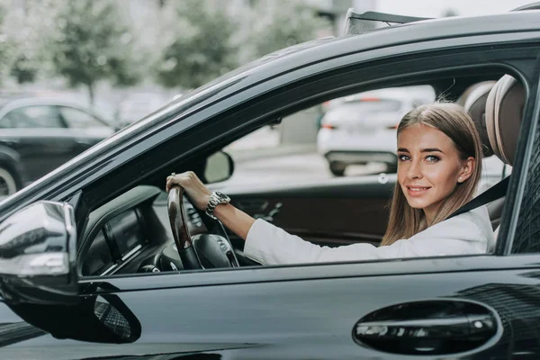 満足している女性ドライバーの座席検索 — ストック写真