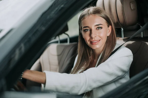 현대 자동차를 운전 하는 쾌활 한 여성 고용주 — 스톡 사진