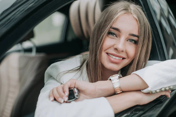 Glad lady resting in the contemporary automobile — Stock Photo, Image