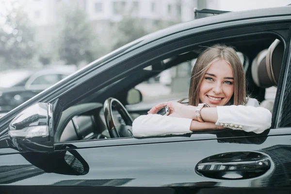 Ragazza positiva avere tempo libero in macchina — Foto Stock