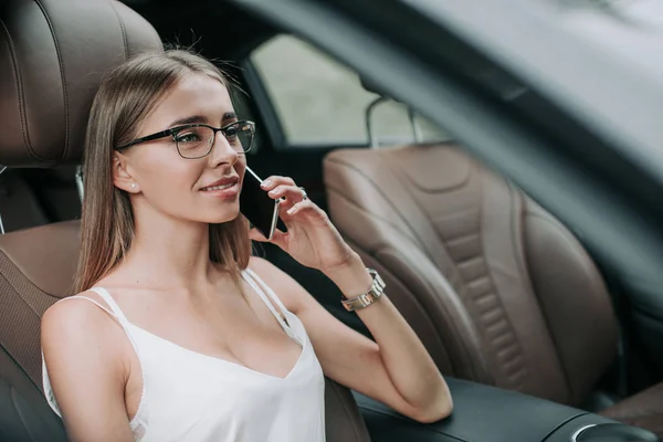 Donna d'affari allegra che parla al telefono in auto — Foto Stock