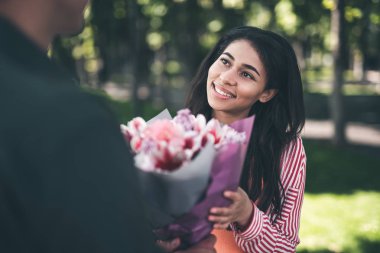 Buket çiçek alırken mutlu duygu olumlu kız