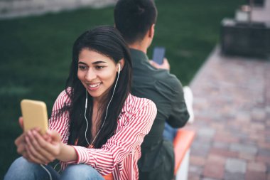 Sevimli kadın müzik dinlerken onun cihaz arıyor