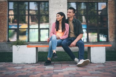 Çok güzel çift bankta sarılma ve mutlu görünüyordu