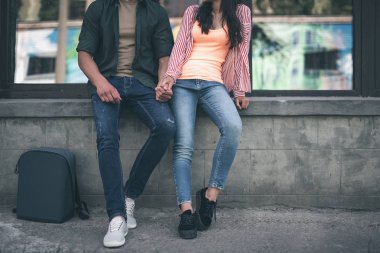 Erkek ve kadın el ele tutuşarak yatay görüntü