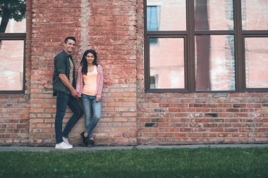 Bir fotoğraf için poz emin çekici çift