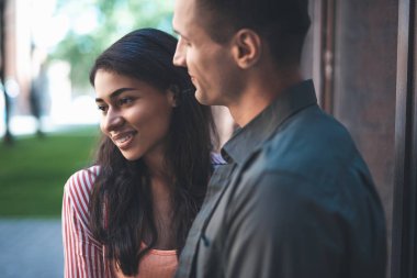 Ayakta ve gülümseyen romantik birkaç yakın çekim