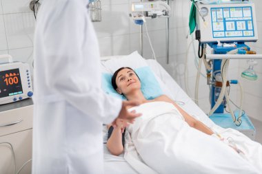 Güzel genç bayan doktor hastane yatağında yalan arıyorum