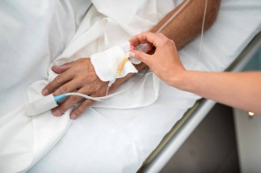 Doktor hasta el tıbbi cihaz kontrol