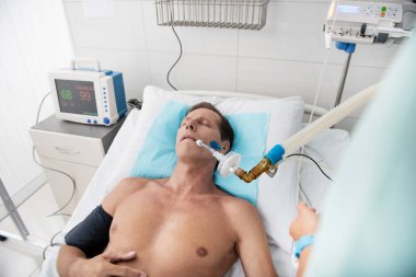 Mekanik havalandırma kurtarma odada hastaya