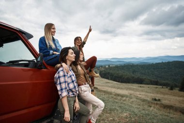 Çok memnun grup genç kadını dağlarda dinlenme