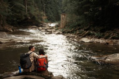 Genç adam onun sevgili kadın onların yolculuk sırasında sarılma