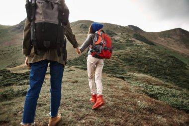 Seyahat ederken erkek eli tutan genç kadın