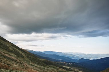 Bulutlar dağlar ve tepeler üzerinde panoramik manzaralı
