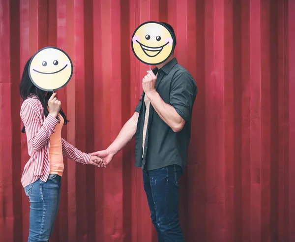 Due persone che si tengono per mano mentre posano con sorrisi divertenti — Foto Stock