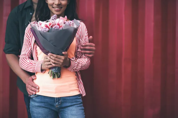 花束や彼氏彼女を抱いて幸せな女 — ストック写真