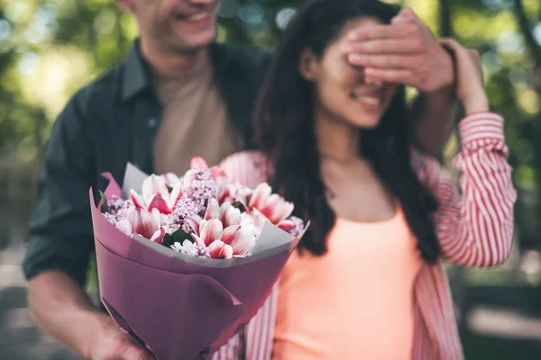 Lindas flores nas mãos do homem amoroso gentil — Fotografia de Stock