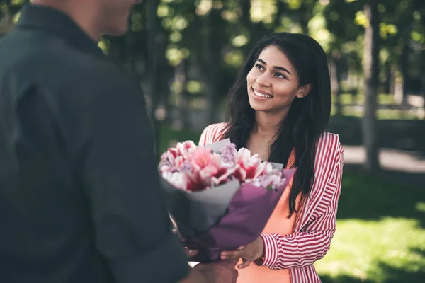 幸せな女の笑みを浮かべて、彼氏から花束を取得 — ストック写真