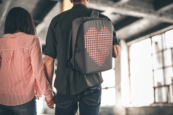 Junger Mann trägt Rucksack und geht mit Freundin spazieren — Stockfoto