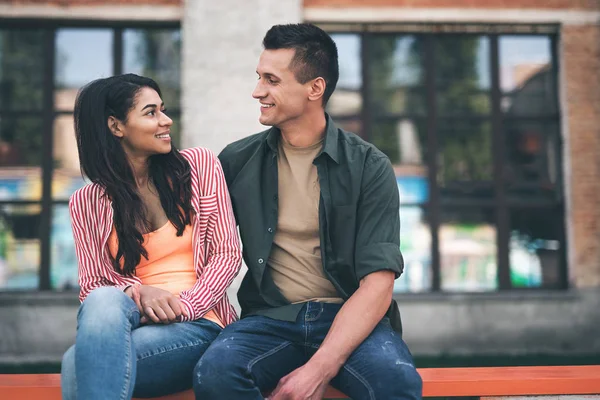 Pareja emocional sonríe mientras se comunica al aire libre —  Fotos de Stock