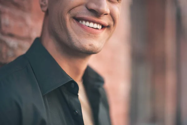 Gros plan du sourire masculin avec les dents révélées — Photo